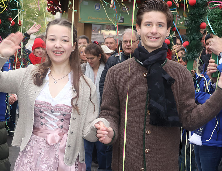 Narrhalla Prinzenpaare 2025: Jugendprinz Johan I. und Jugendprinzessin Hannah I. bei der Vorstellung auf dem Viktualienarkt am 11.11.2024 ©Foto: Martin Schmitz 